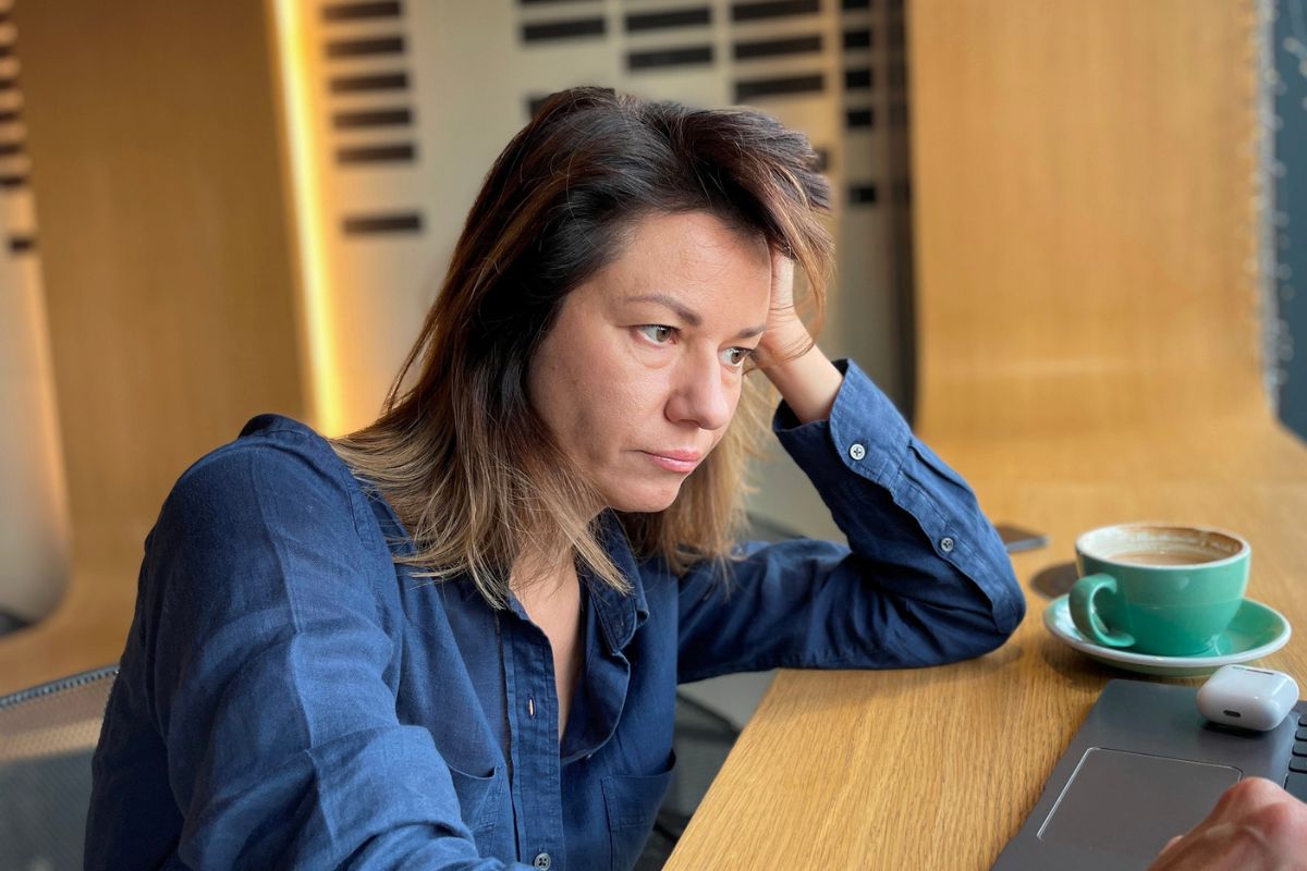 kobieta 40+ zamyślona i smutna