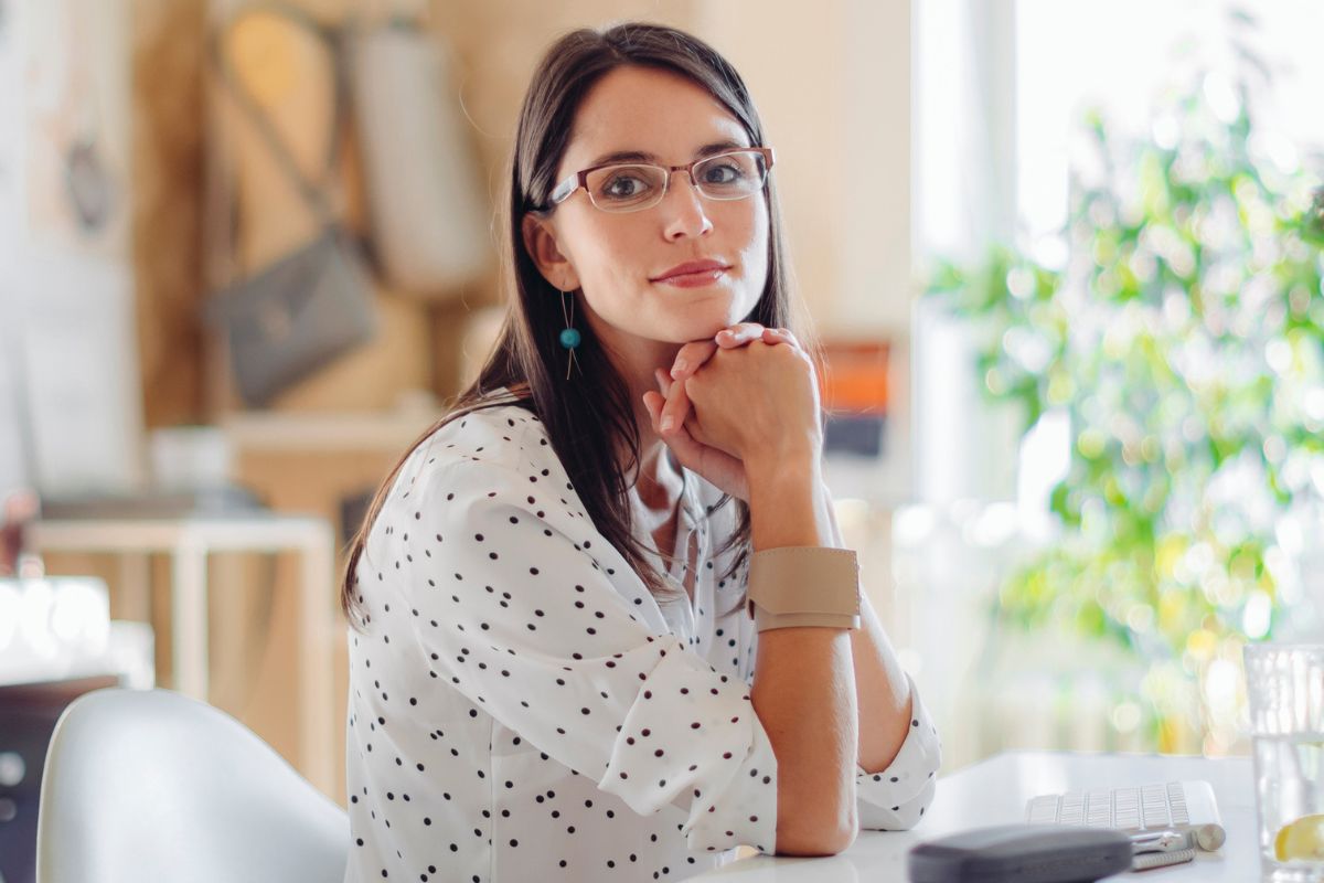 kobieta 30+ patrzy prosto w obiektyw aparatu