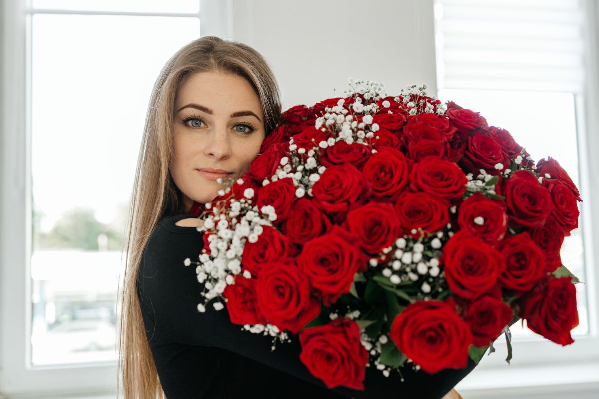 kobieta 30+ uśmiechnięta, walentynki