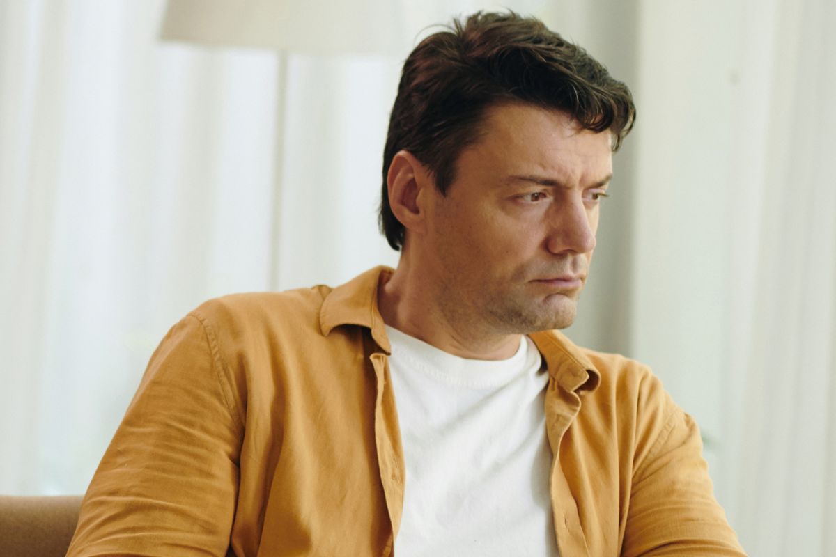 Zamyślony mężczyzna