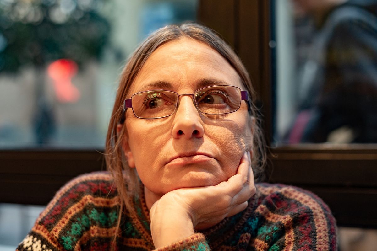 kobieta 60+ zamyślona i smutna