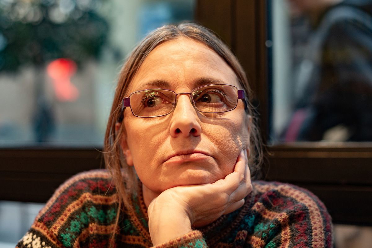 kobieta 60+ zamyślona i smutna