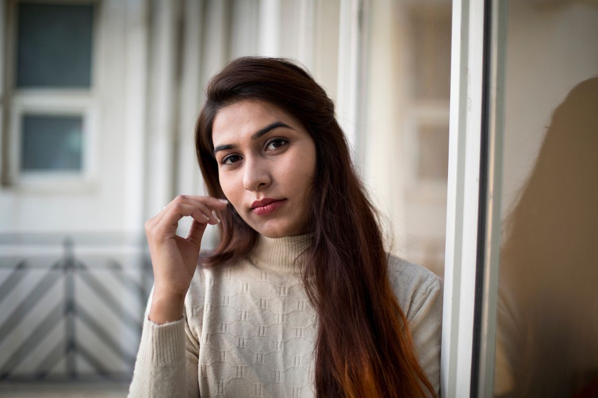 kobieta 20+ patrzy prosto w obiektyw aparatu