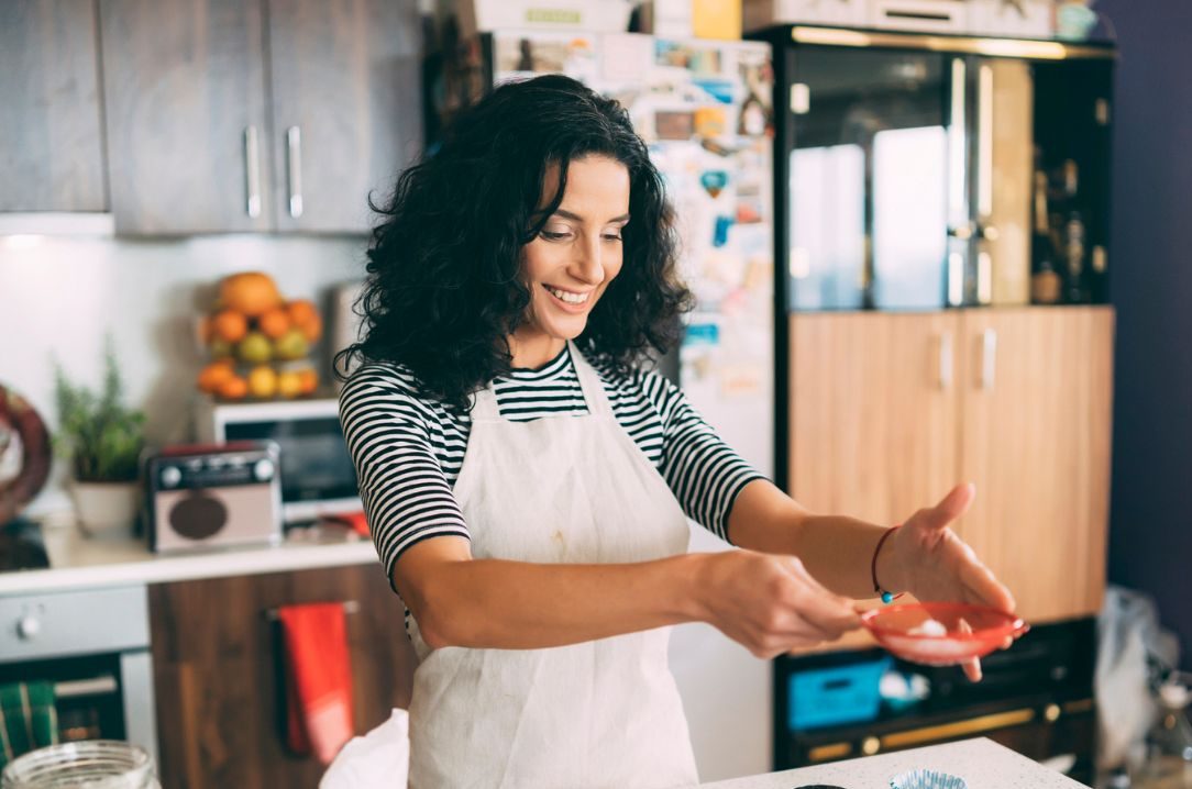 kobieta piekąca domowe pączki