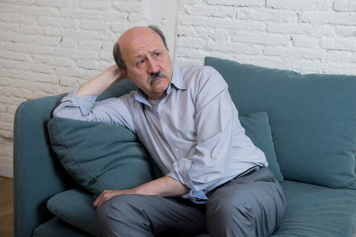 mężczyzna 60+ smutny