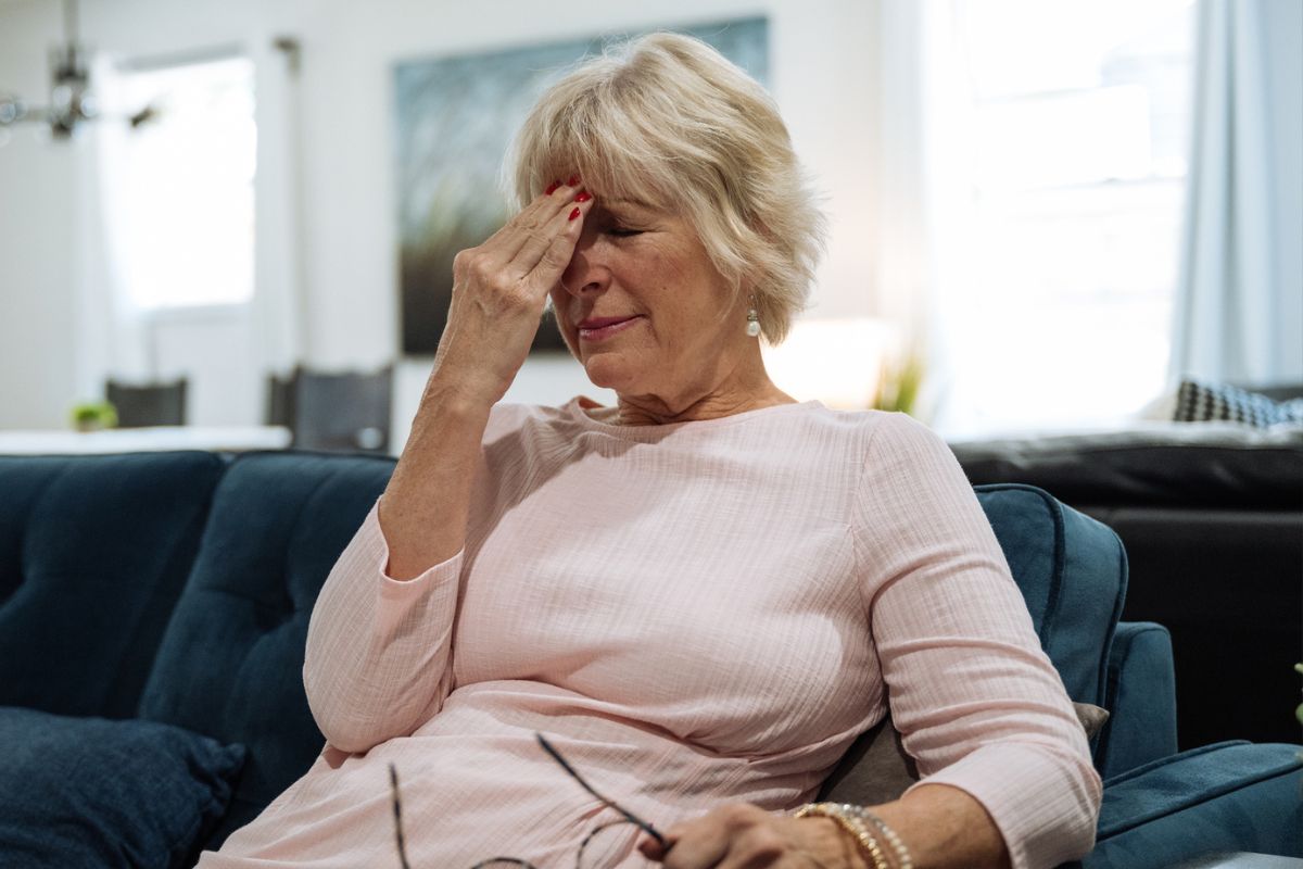 kobieta 60+ zamyślona i smutna
