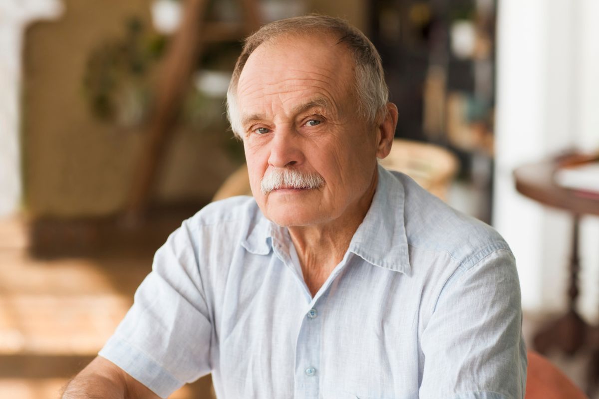 starszy mężczyzna w domu