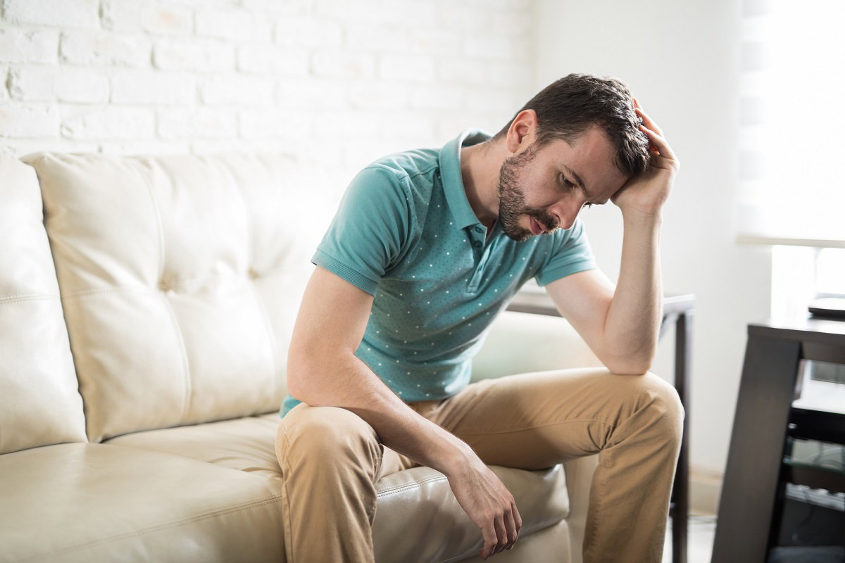 zasmucony mężczyzna