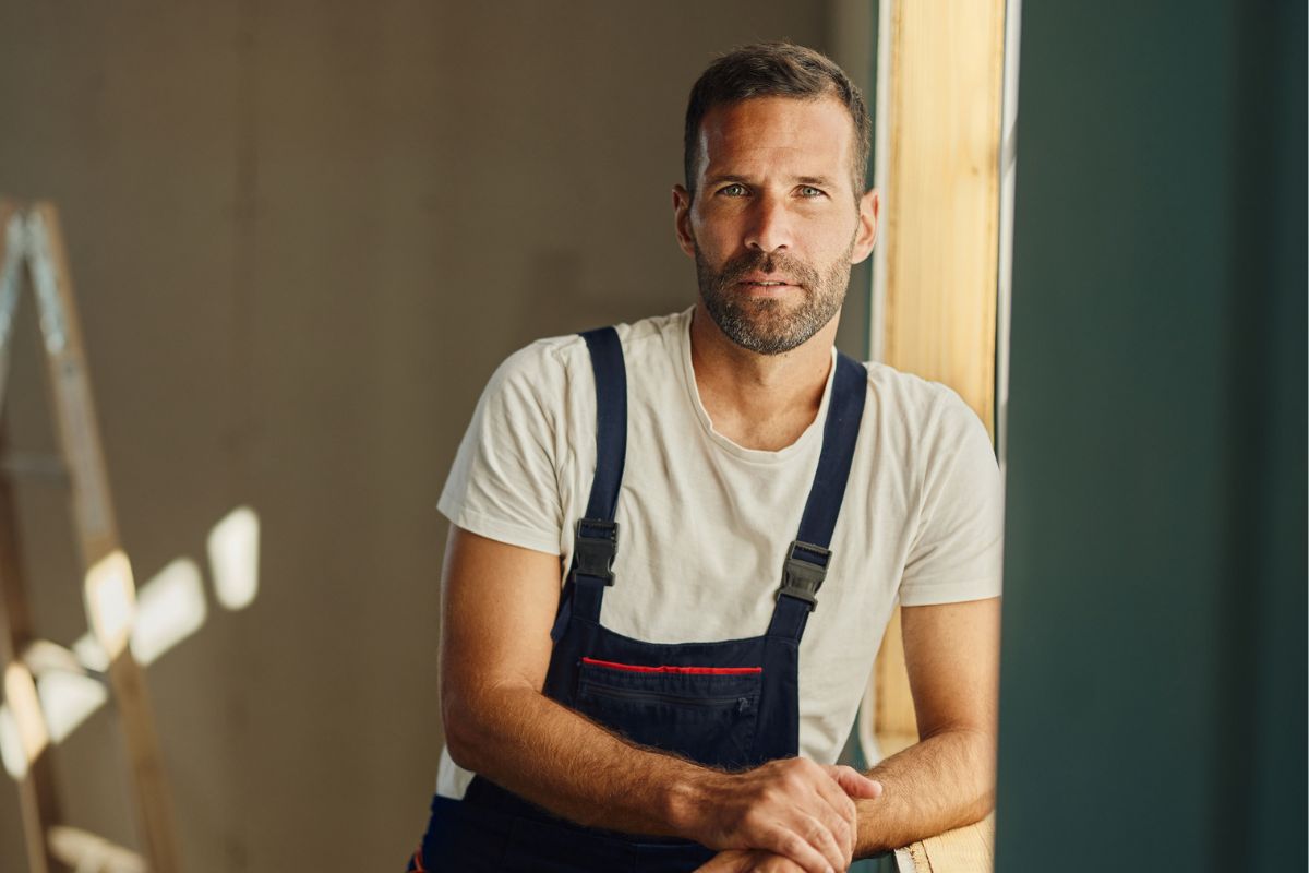 mężczyzna remontujący dom