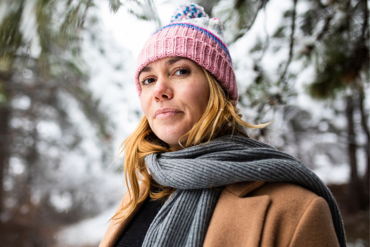 kobieta w czapce i szaliku