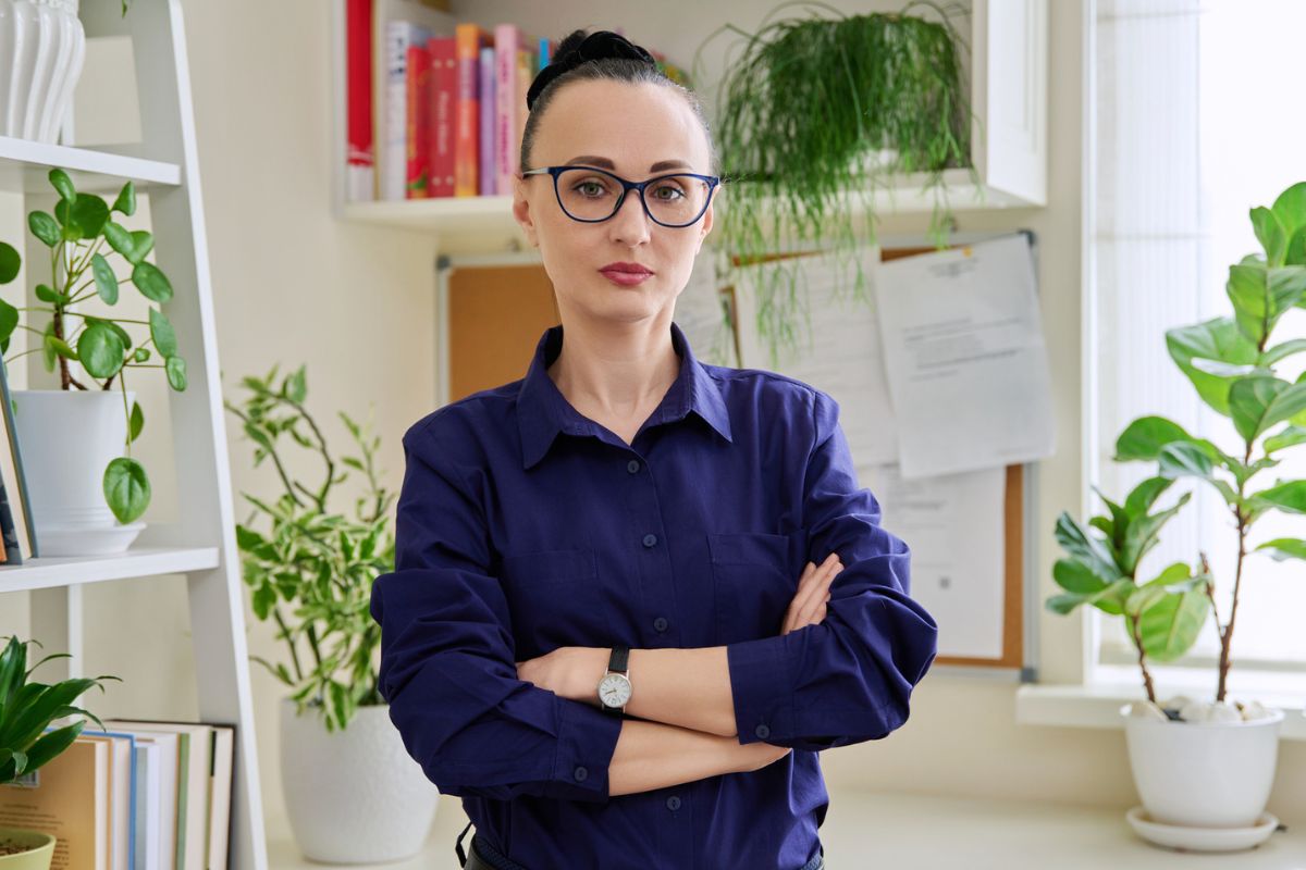 kobieta 30+ patrzy prosto w obiektyw aparatu