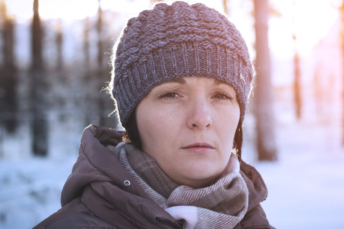 kobieta w czapce zimą