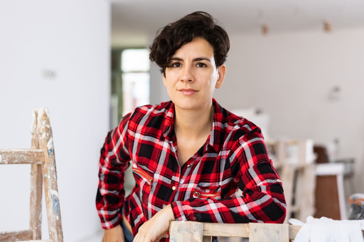 kobieta remontująca dom