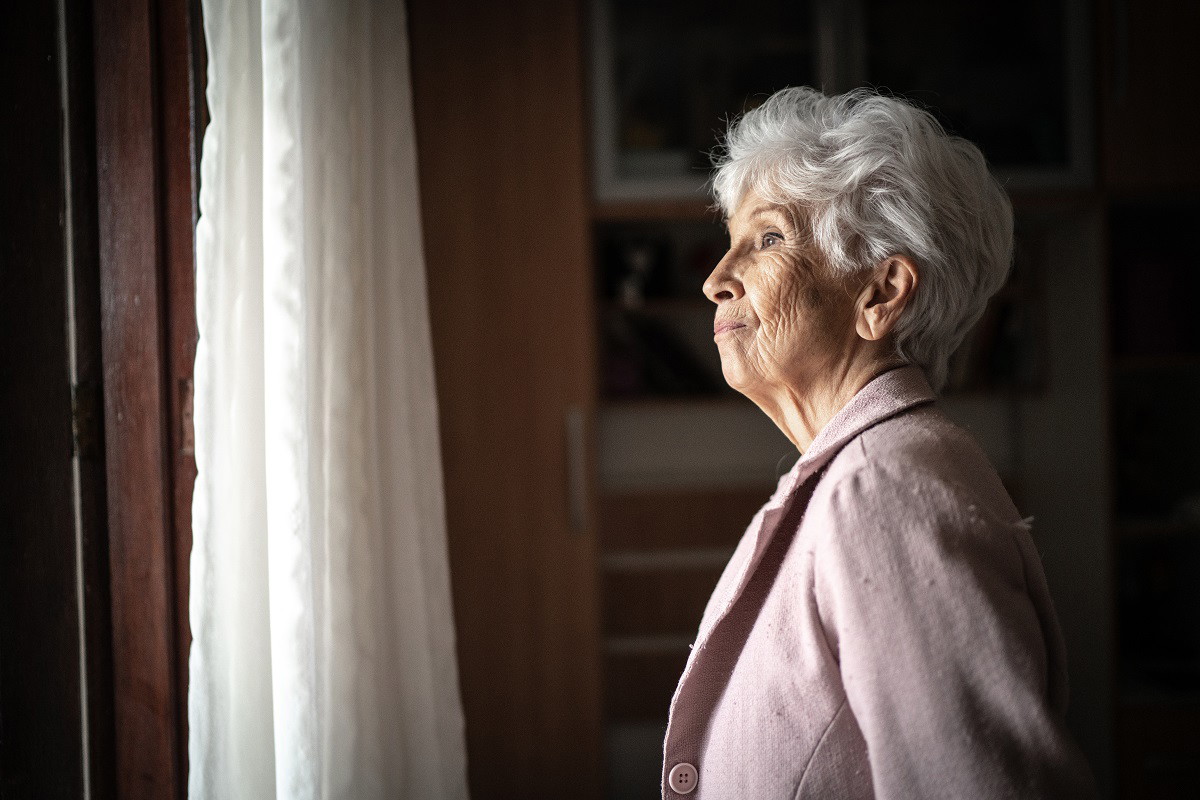 smutna seniorka