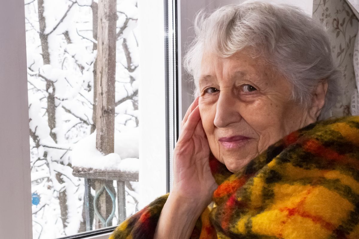 Starsza kobieta przy oknie