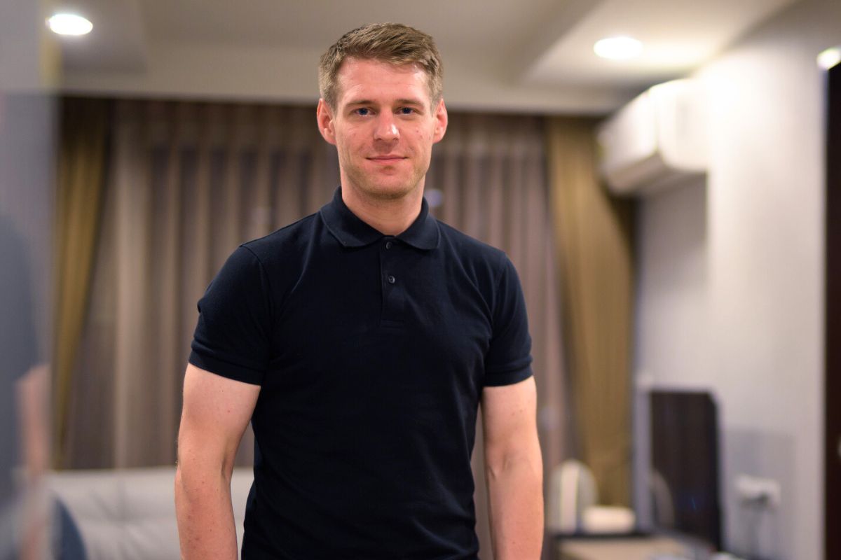 mężczyzna w pokoju