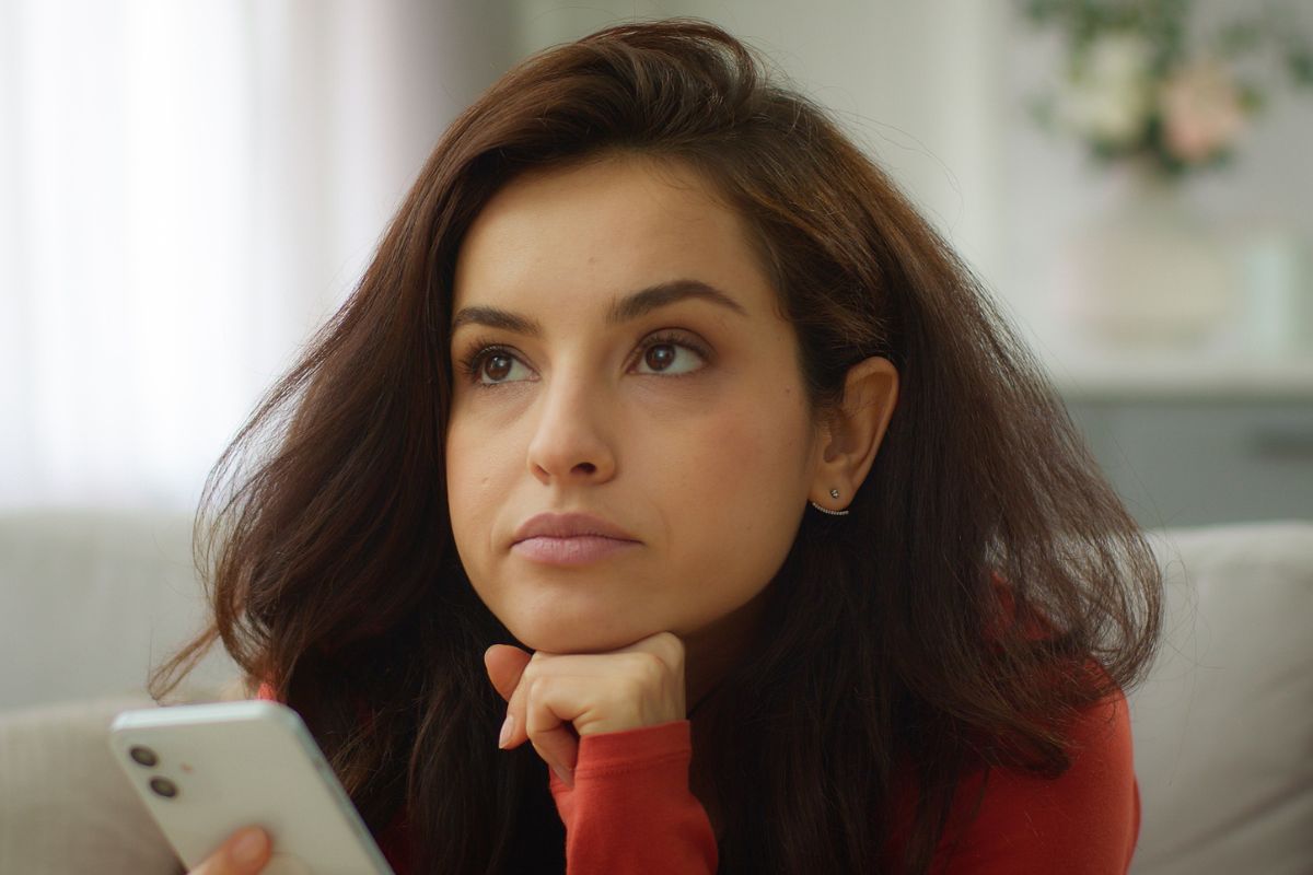 zamyślona kobieta po 30