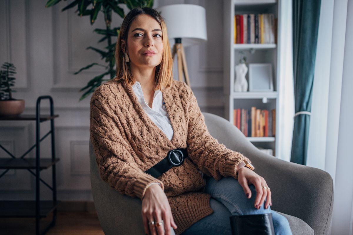 kobieta 30+ zamyślona i smutna