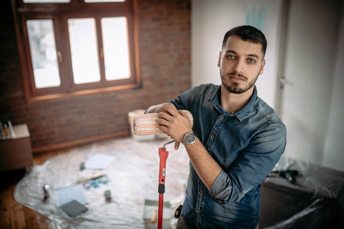 mężczyzna w trakcie remontu domu