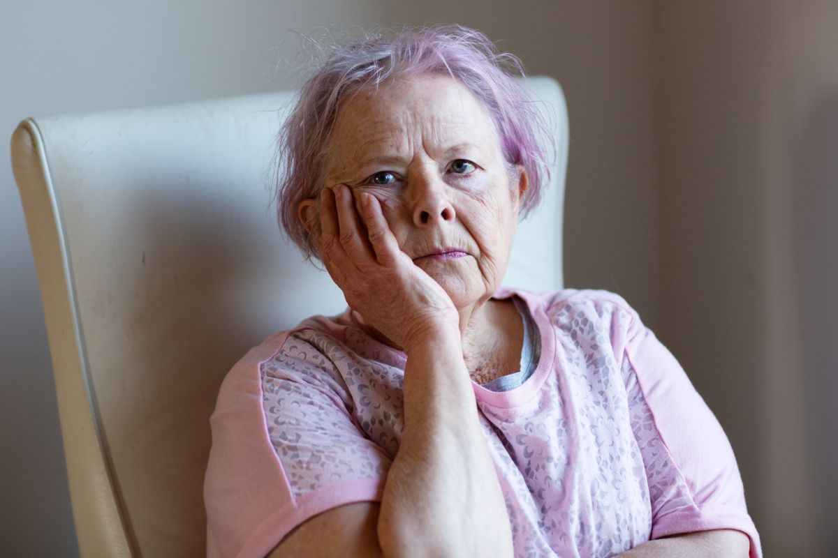 kobieta 60+ zamyślona i smutna