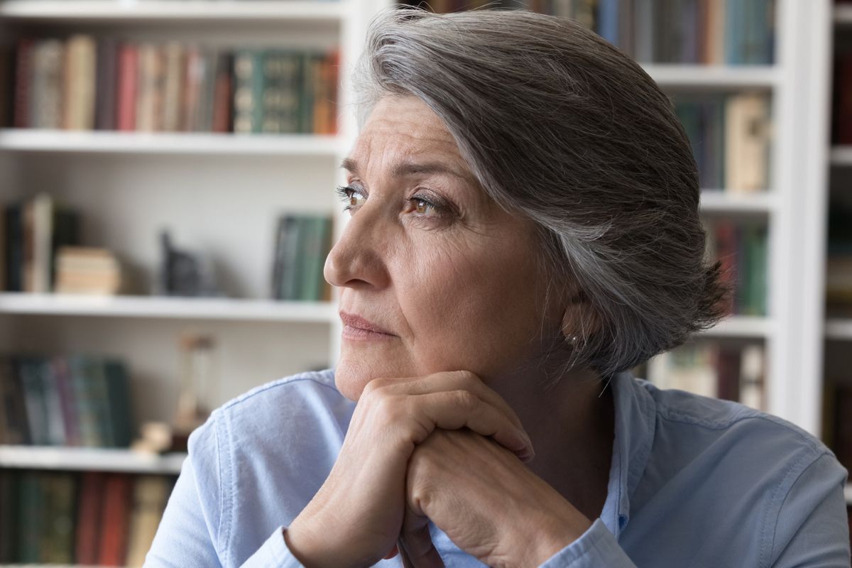 kobieta 60+ zamyślona i smutna