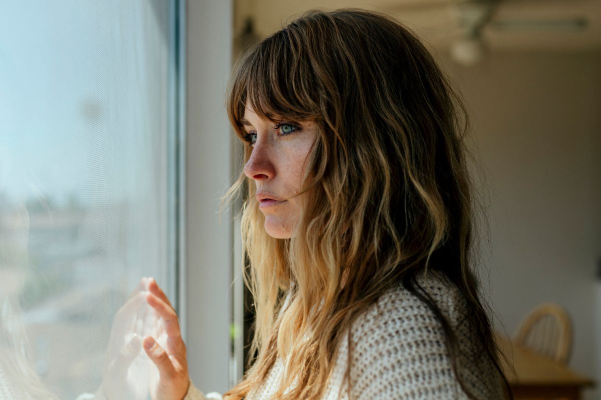 kobieta 30+ zamyślona i smutna, walentynki