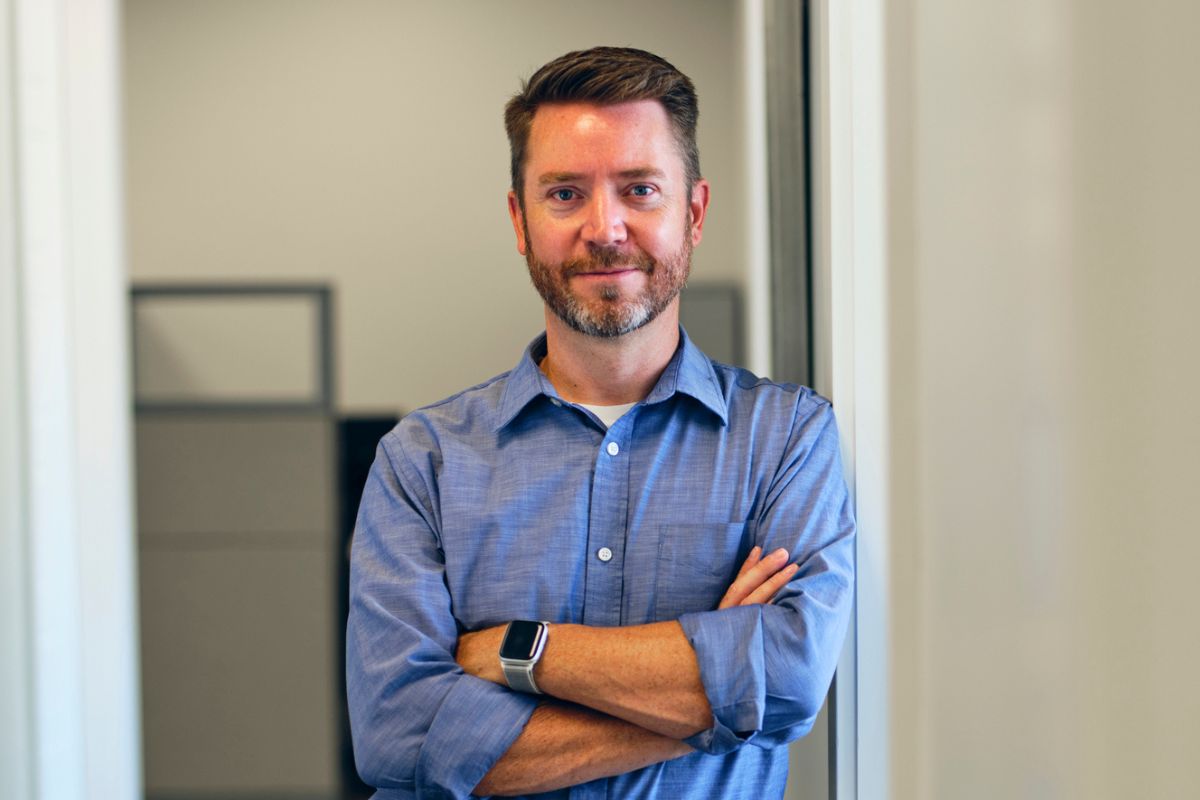 mężczyzna po 40 w koszuli