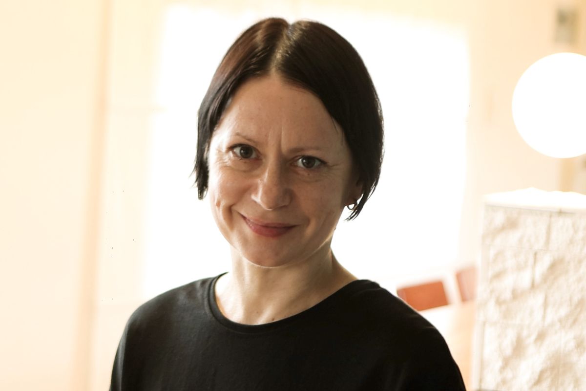 kobieta w czarnej bluzce