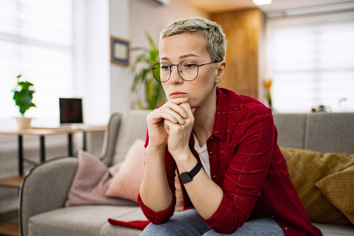 kobieta 20+ zamyślona