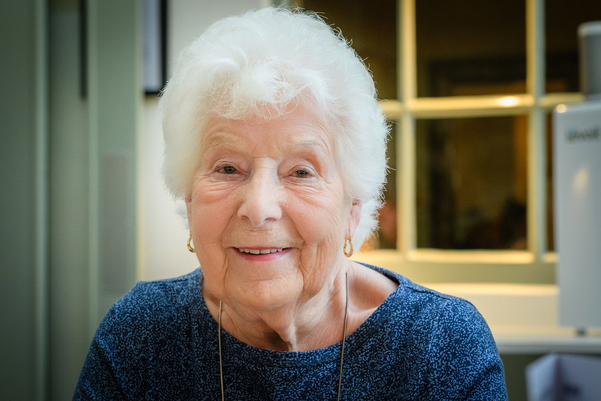 uśmiechnięta seniorka