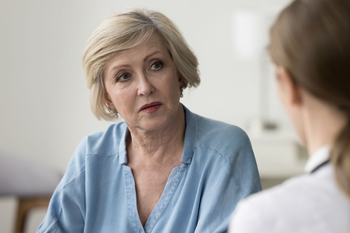 Poważna starsza kobieta