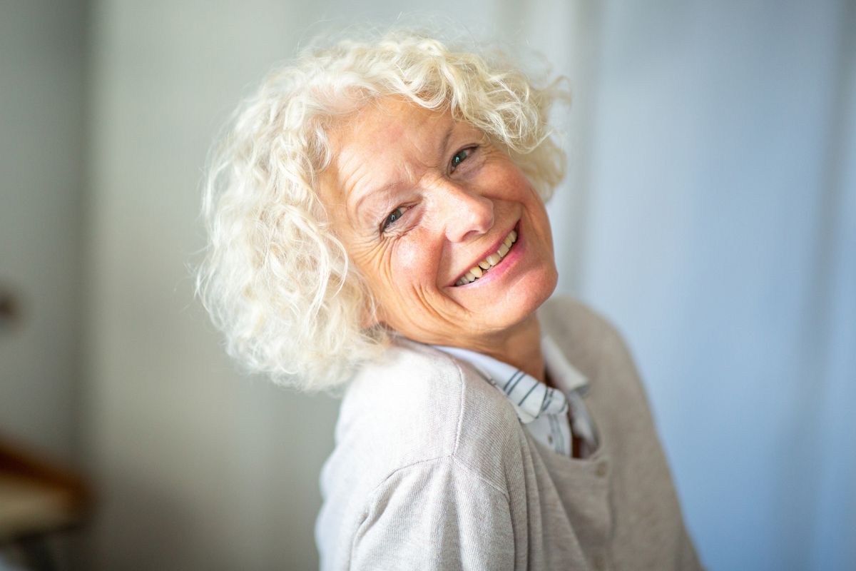 kobieta 60+ uśmiechnięta