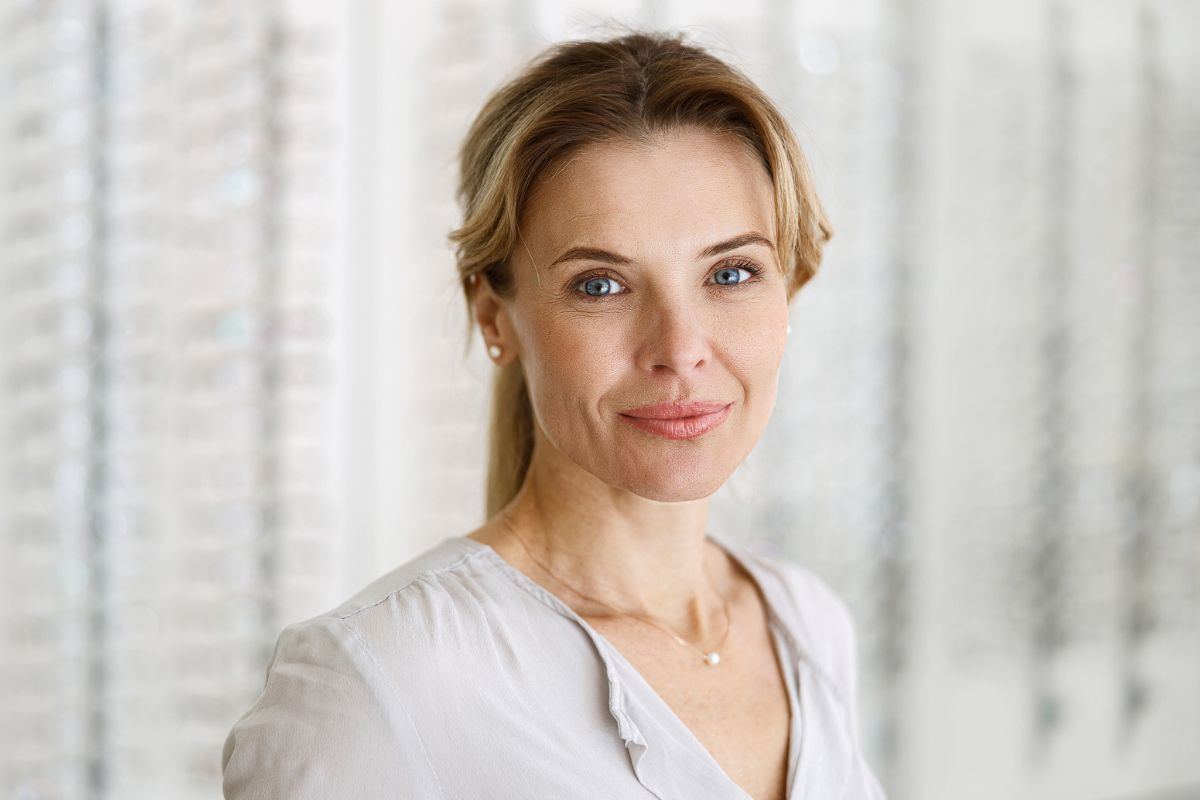 kobieta po 40 w białej koszuli