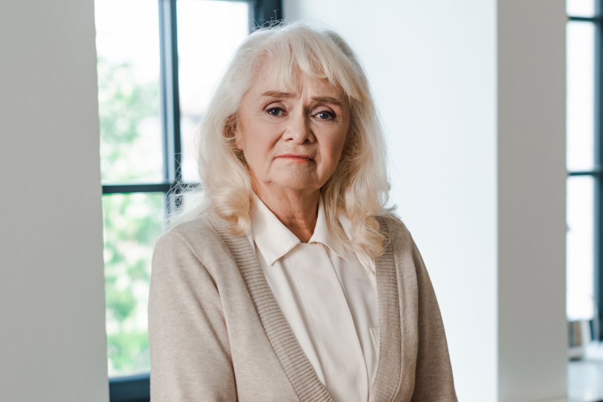 kobieta 60+ patrzy prosto w obiektyw aparatu