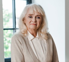 kobieta 60+ patrzy prosto w obiektyw aparatu