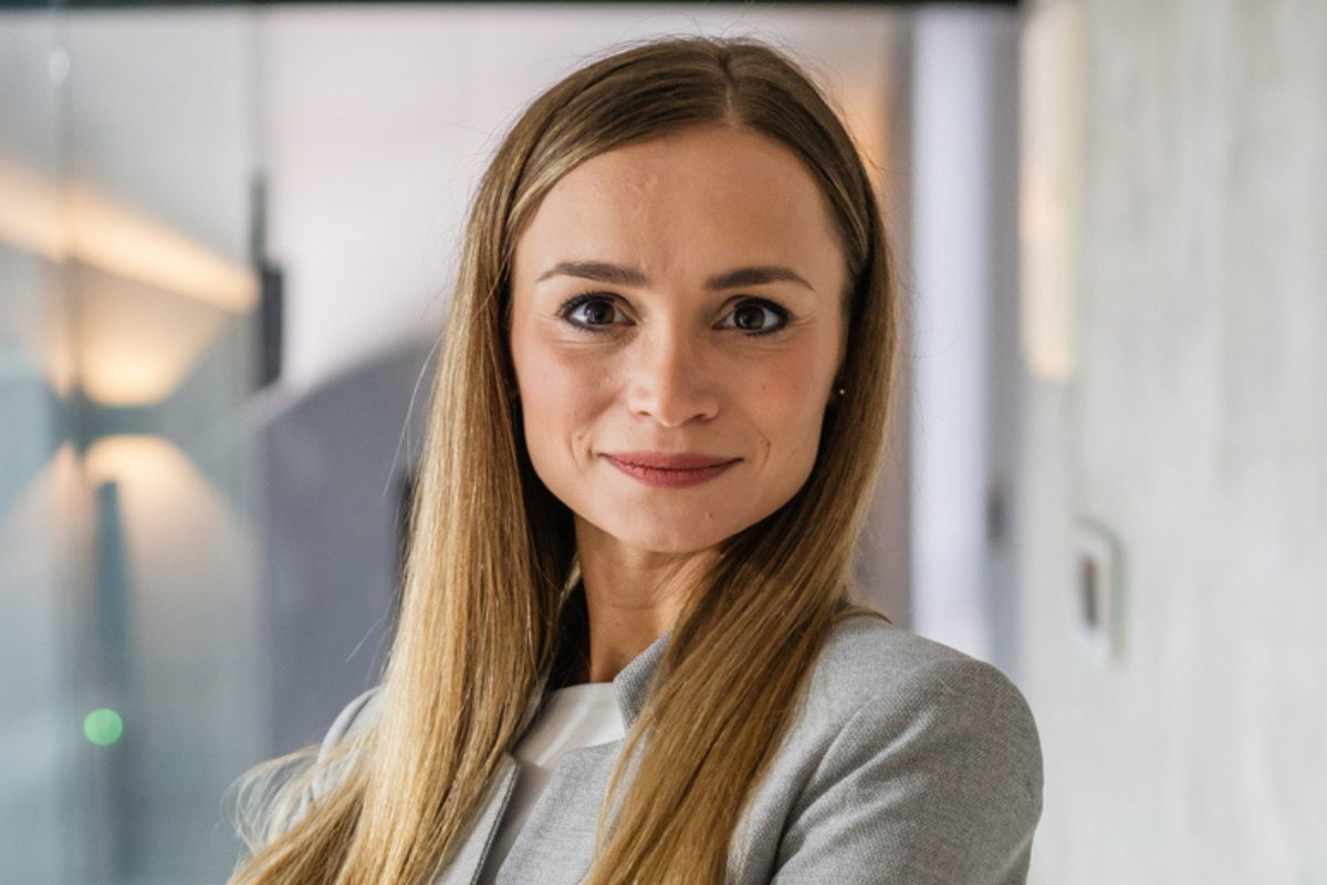 młoda kobieta w blond włosach