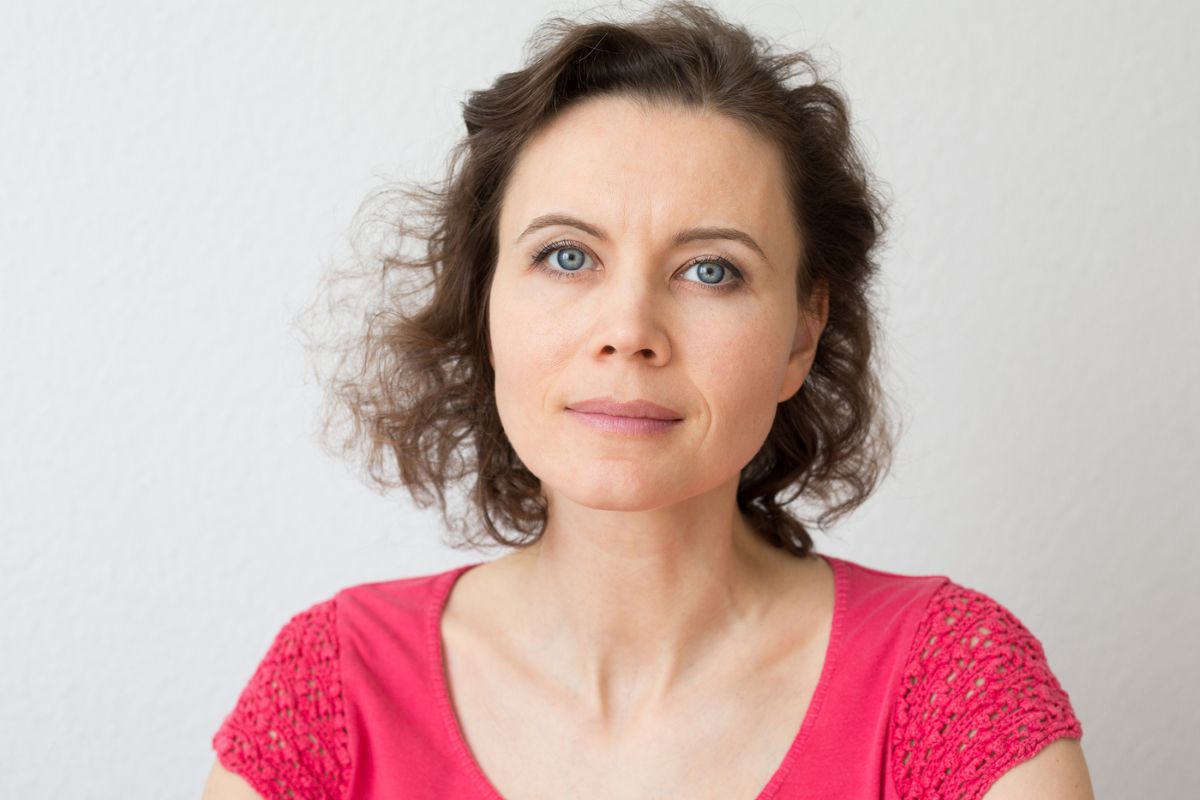 kobieta w krótkich kręconych włosach