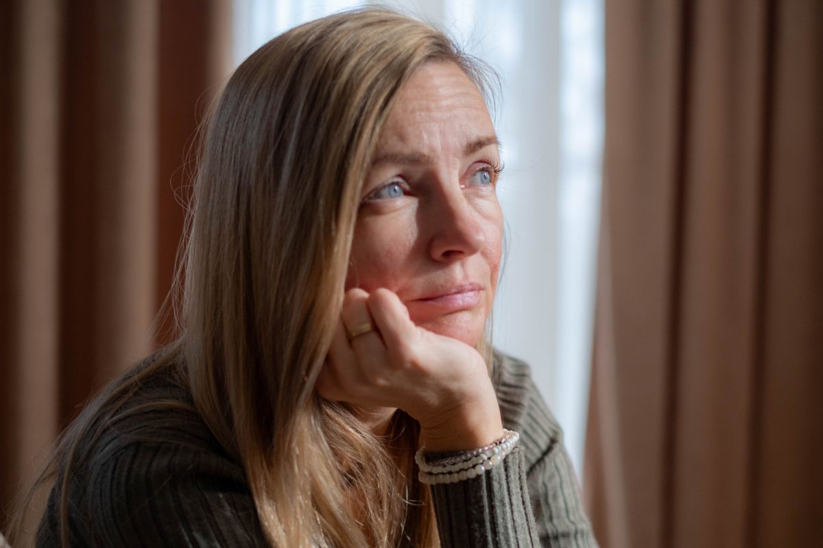 kobieta 40+ zamyślona i smutna