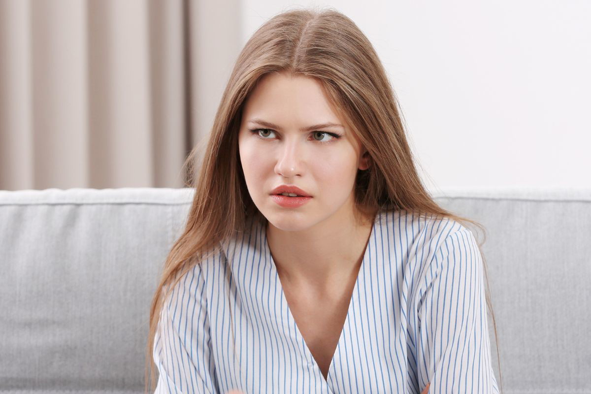Zdenerwowana młoda kobieta