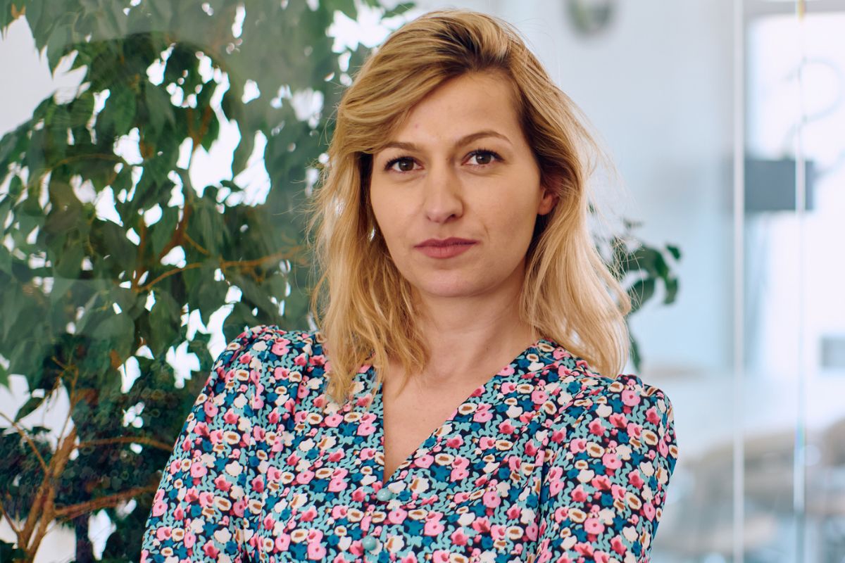 kobieta w kwiecistej sukience