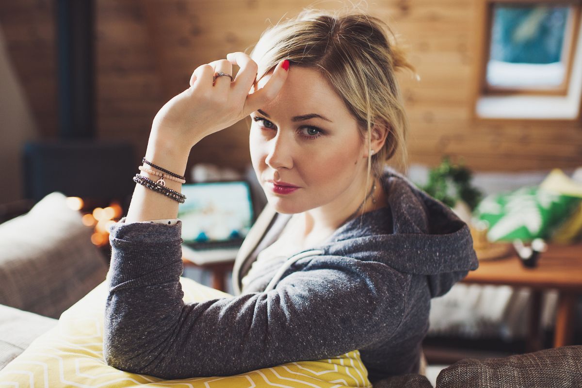 kobieta 30+ patrzy prosto w obiektyw aparatu