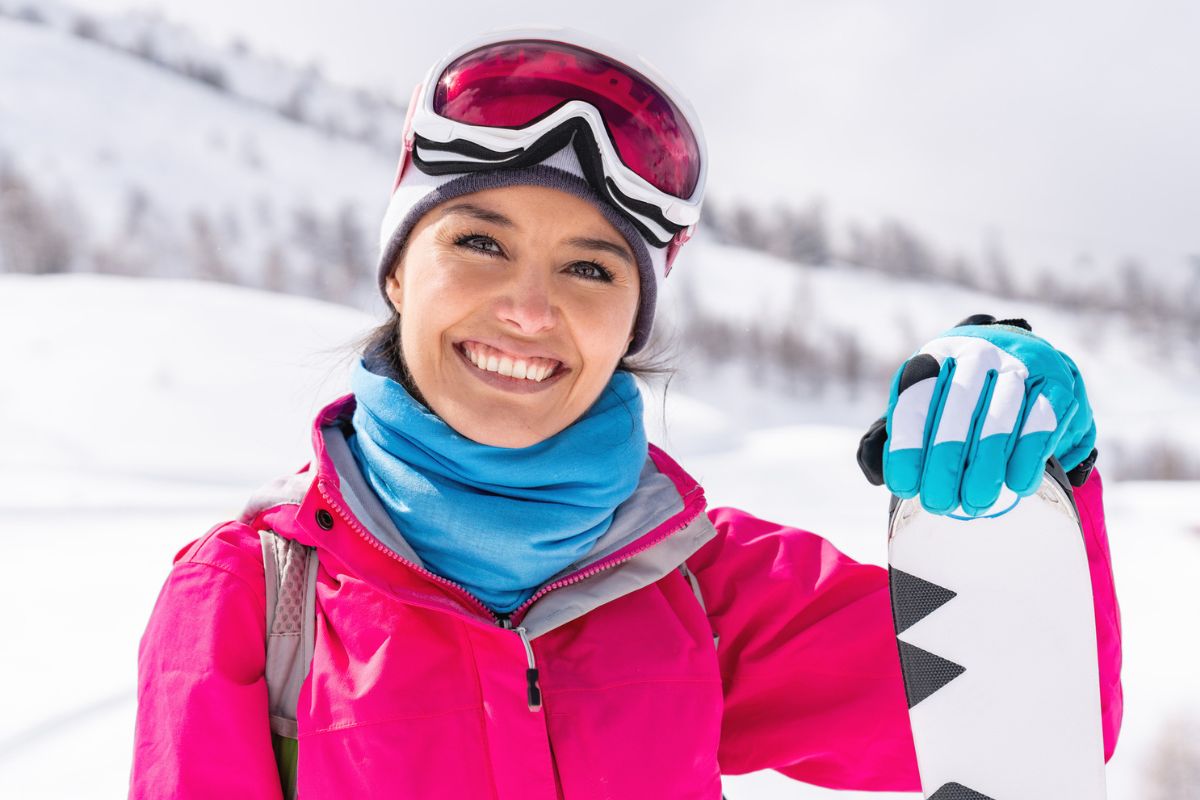 kobieta z nartami w górach