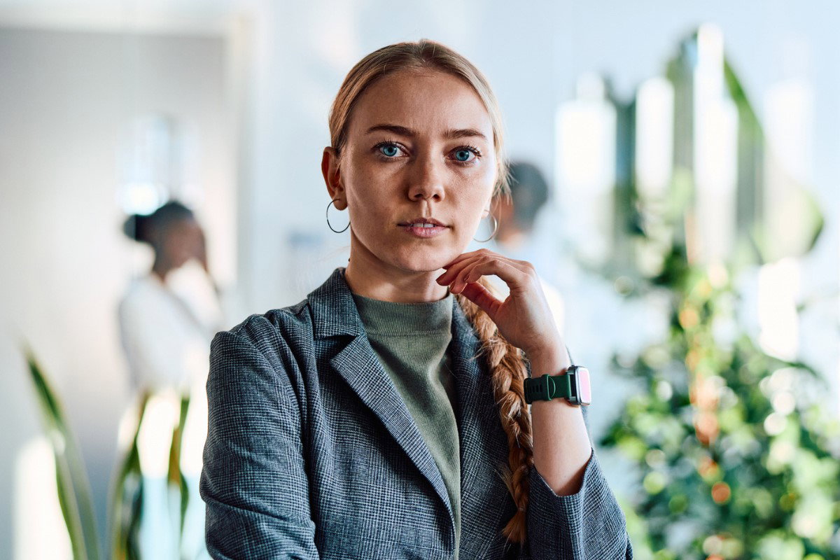 kobieta 30+ patrzy prosto w obiektyw aparatu