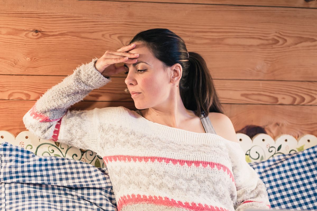 kobieta 30+ zamyślona i smutna