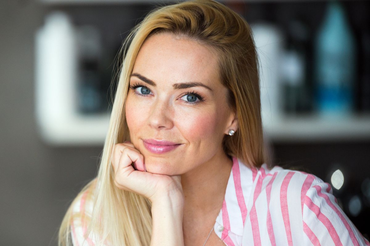 ładna blondynka w różowej koszuli