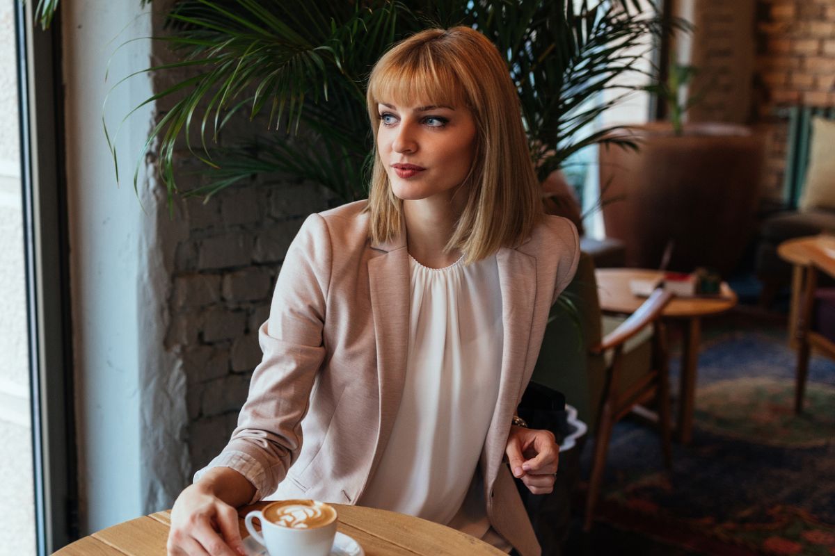 kobieta w kawiarni