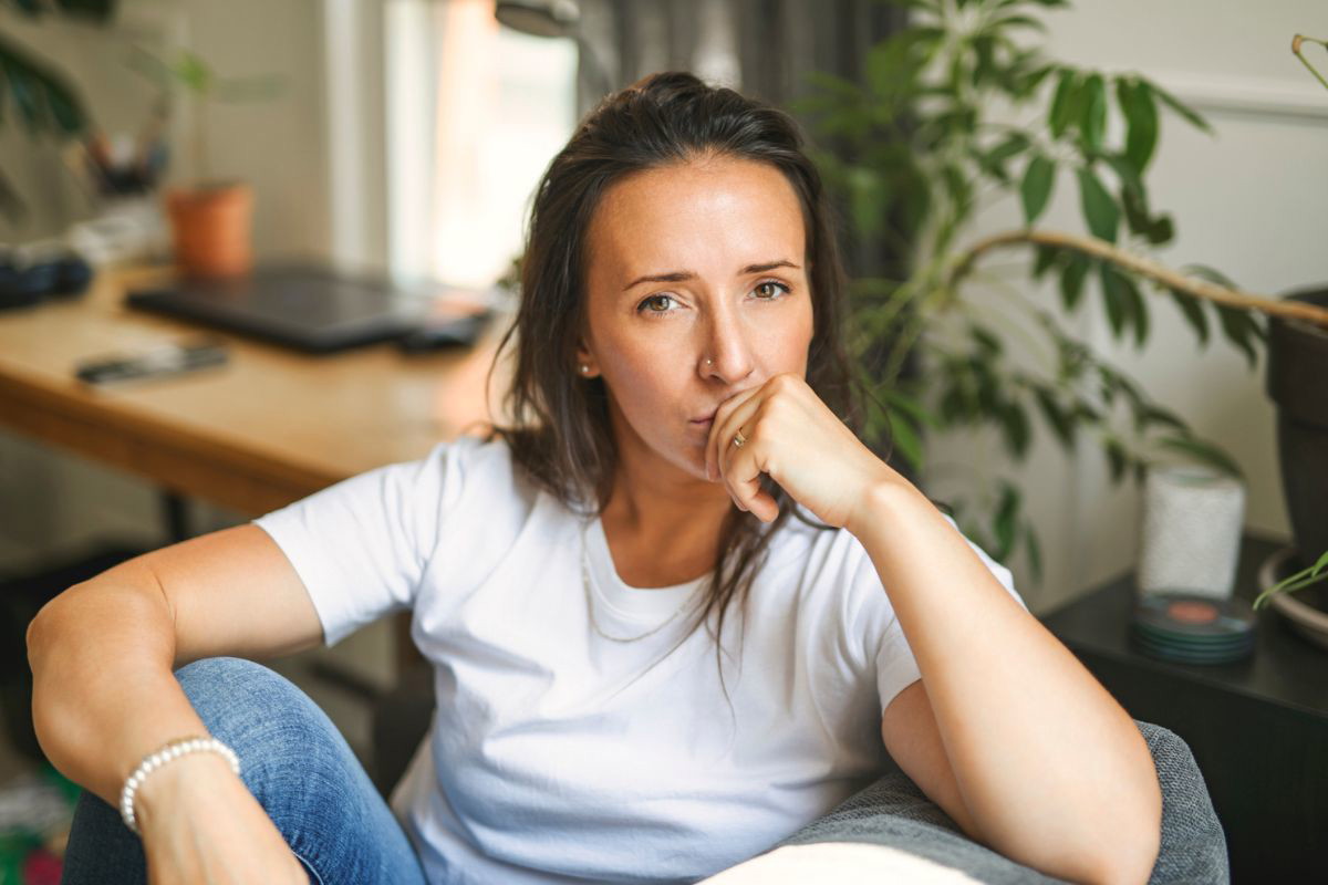 kobieta 30+ zamyślona i smutna