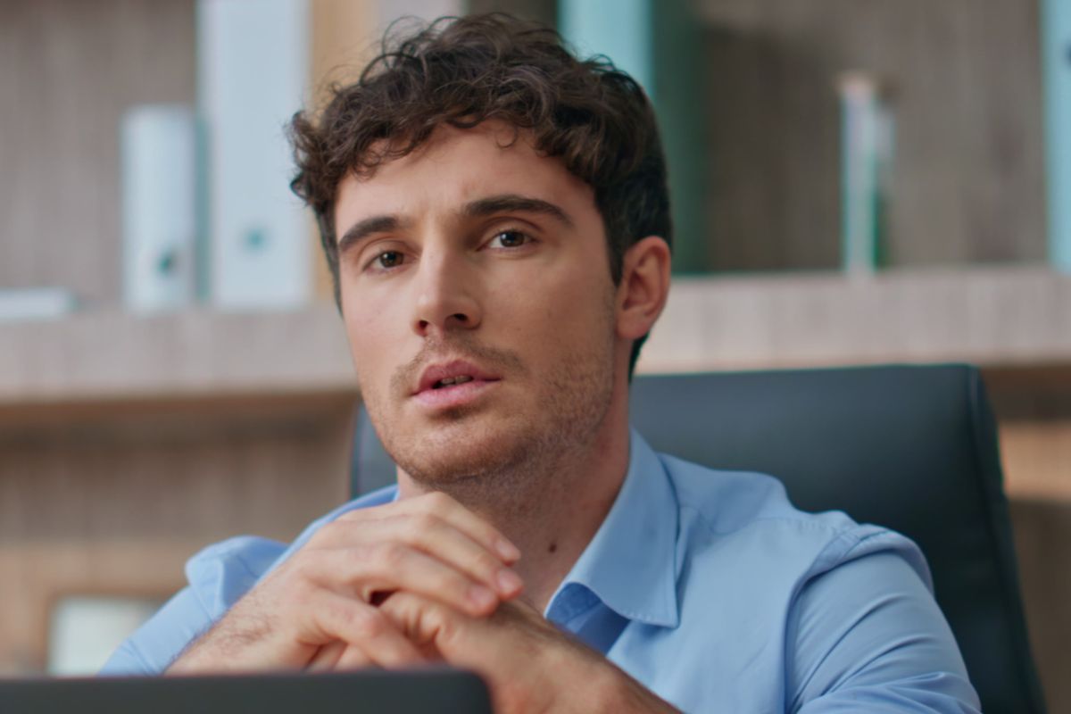 młody mężczyzna w biurze