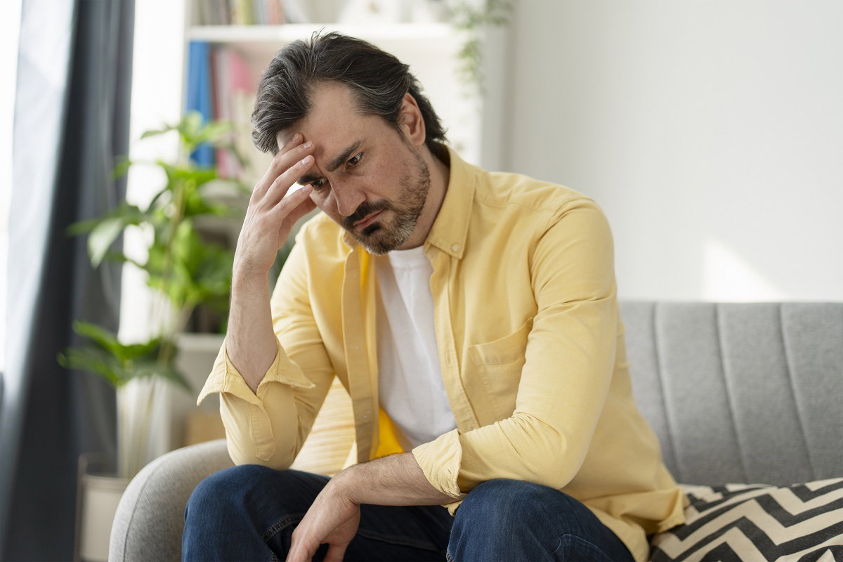 zamyślony mężczyzna