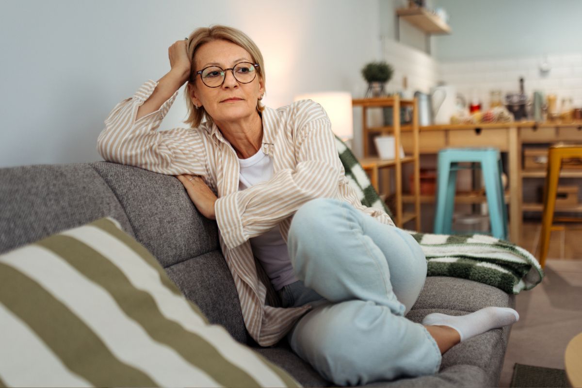 kobieta 40+ zamyślona i smutna